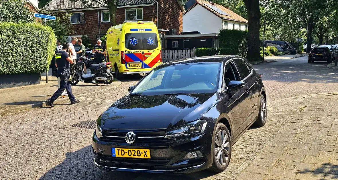 Scooterrijder en automobilist botsen op kruising