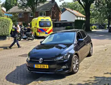 Scooterrijder en automobilist botsen op kruising