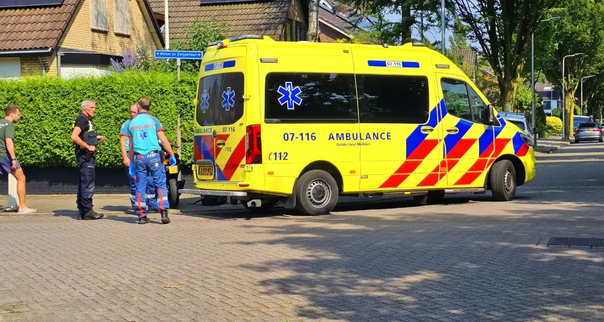 Scooterrijder en automobilist botsen op kruising - Foto 3