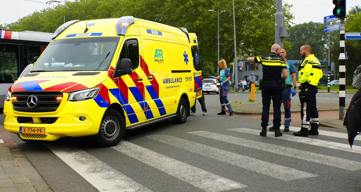 Personenauto rijdt door na veroorzaken verkeersongeval met scootmobiel