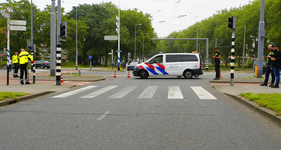 Personenauto rijdt door na veroorzaken verkeersongeval met scootmobiel - Foto 2