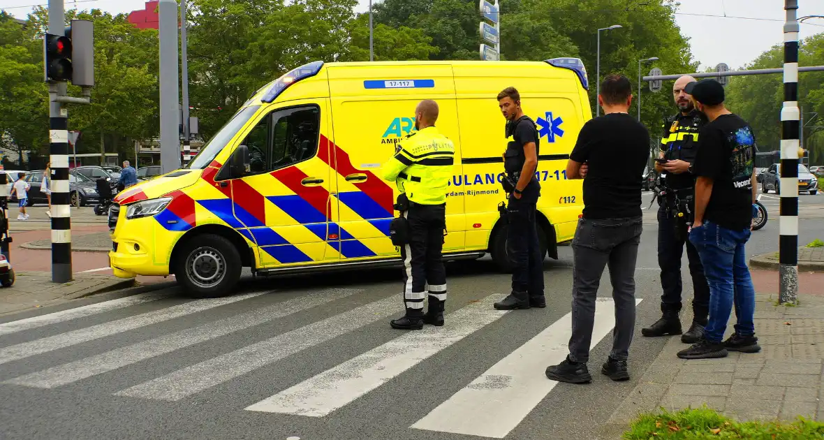 Personenauto rijdt door na veroorzaken verkeersongeval met scootmobiel - Foto 4