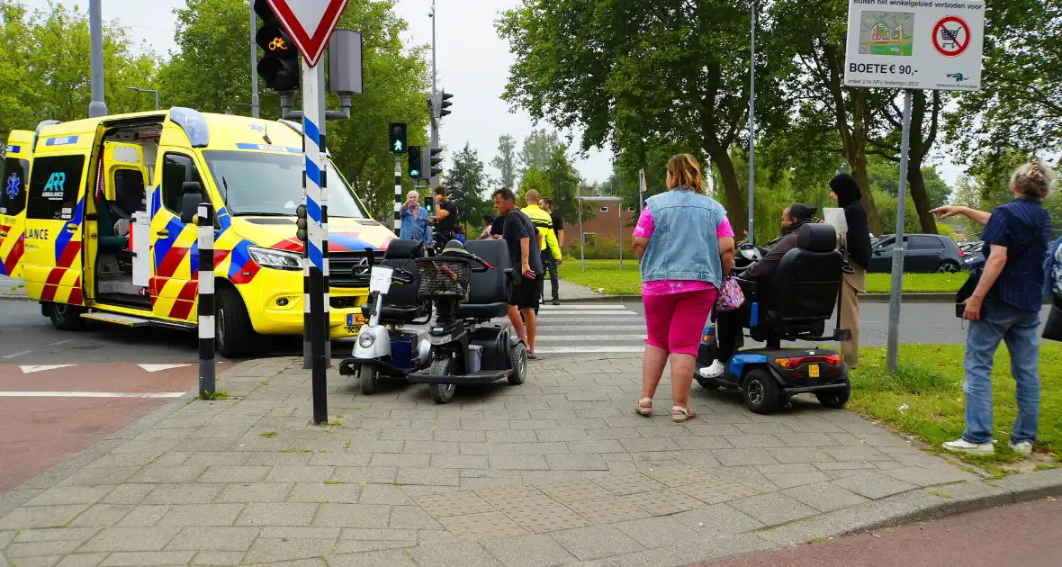 Personenauto rijdt door na veroorzaken verkeersongeval met scootmobiel - Foto 6