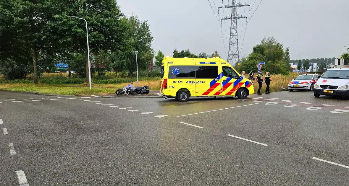 Motorrijder glijdt uit en komt ten val