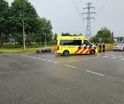 Motorrijder glijdt uit en komt ten val