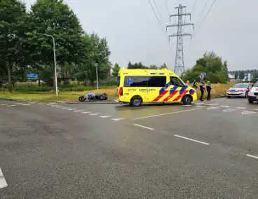 Motorrijder glijdt uit en komt ten val