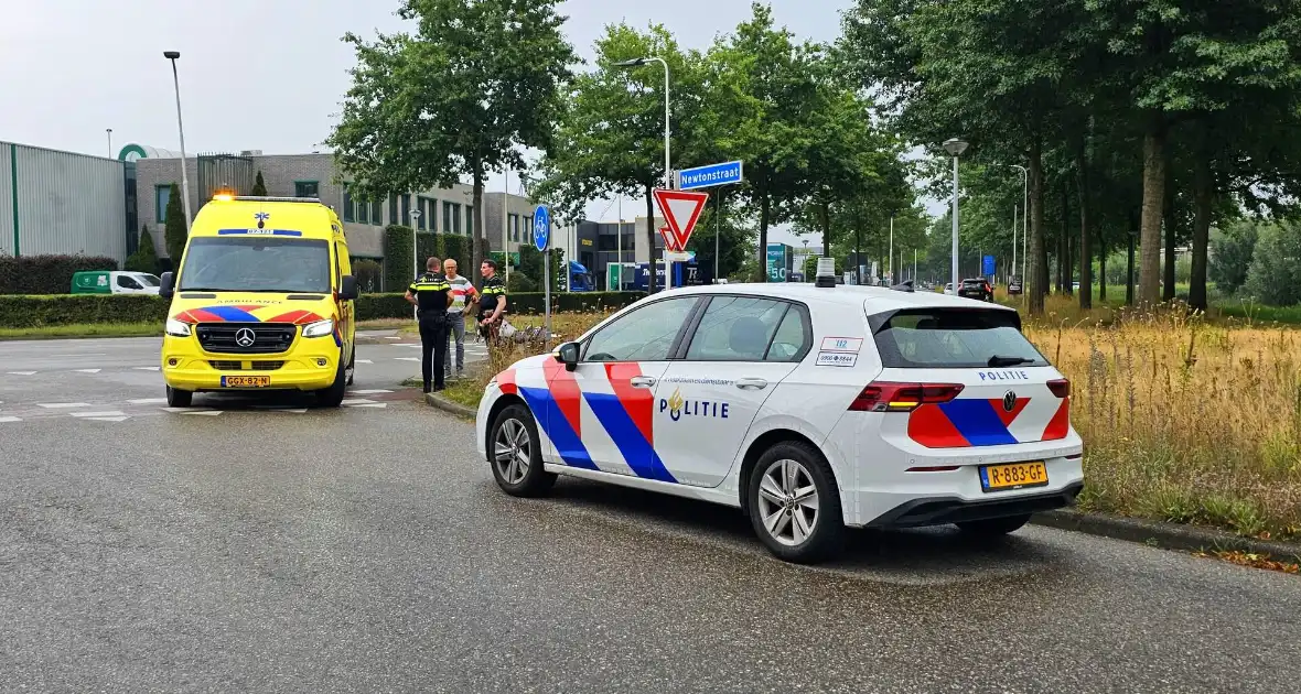 Motorrijder glijdt uit en komt ten val - Foto 1