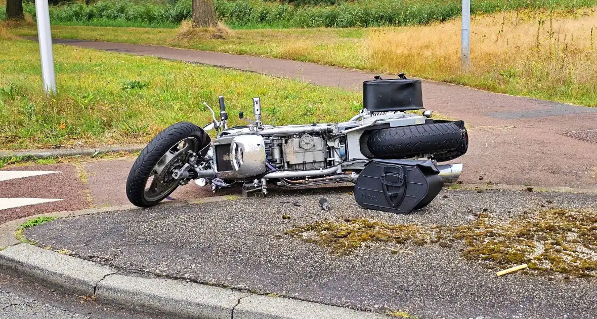 Motorrijder glijdt uit en komt ten val - Foto 2