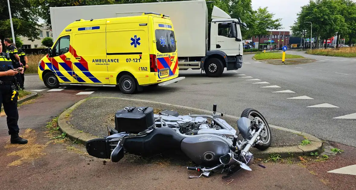 Motorrijder glijdt uit en komt ten val - Foto 3