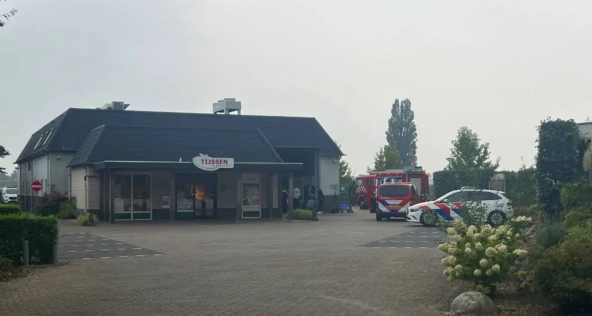 Traumahelikopter landt persoon in machine - Foto 3