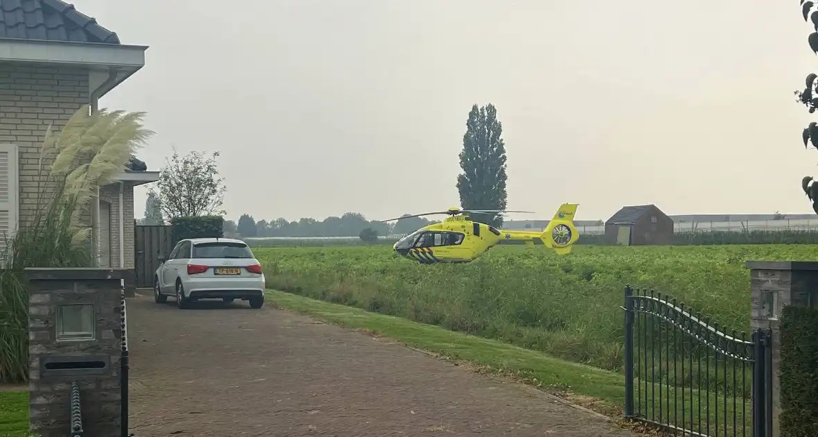 Traumahelikopter landt persoon in machine - Foto 4