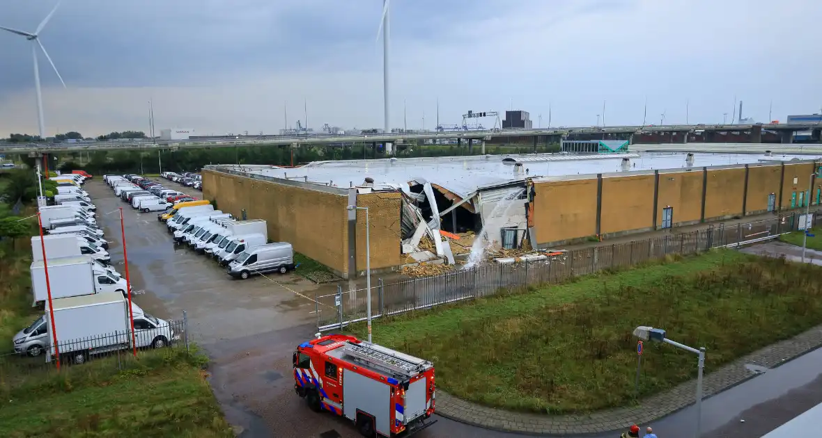 Dak van voormalig bouwmarkt stort in na hoosbui - Foto 2