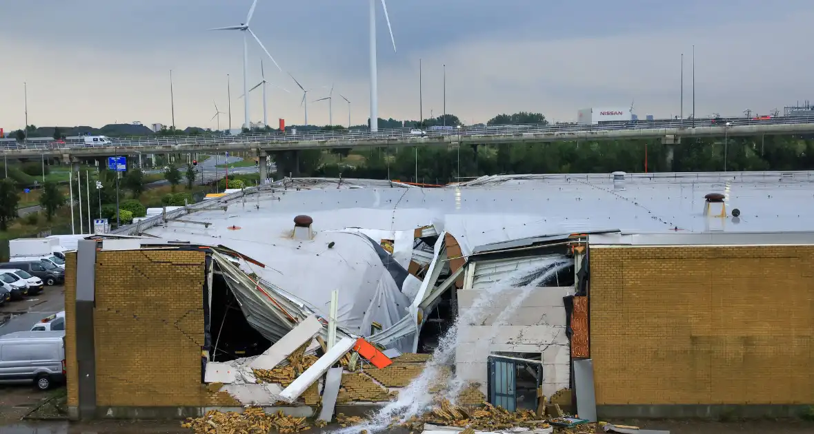 Dak van voormalig bouwmarkt stort in na hoosbui - Foto 3