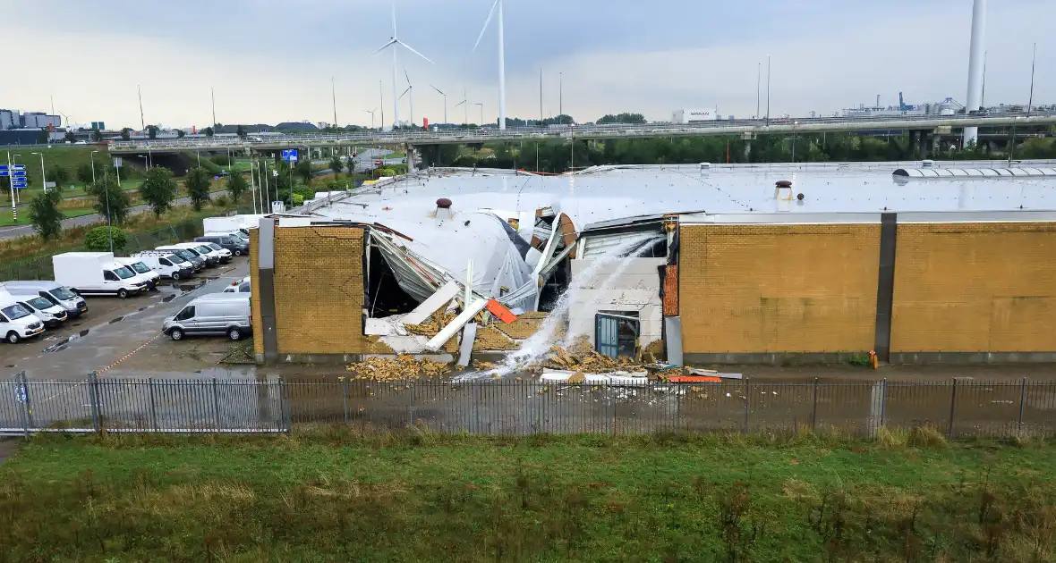 Dak van voormalig bouwmarkt stort in na hoosbui - Foto 4