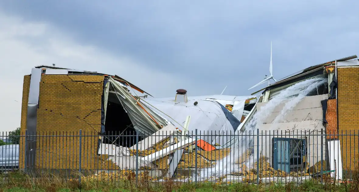 Dak van voormalig bouwmarkt stort in na hoosbui - Foto 5