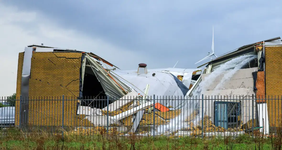 Dak van voormalig bouwmarkt stort in na hoosbui - Foto 6