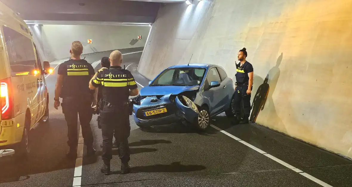 Auto botst op betonnen wand