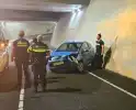 Auto botst op betonnen wand