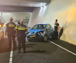 Auto botst op betonnen wand