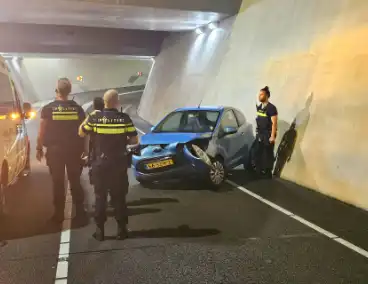 Auto botst op betonnen wand