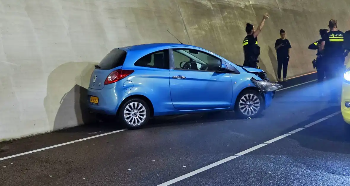 Auto botst op betonnen wand - Foto 1