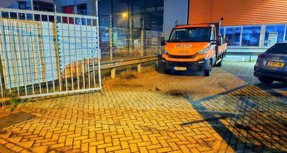 Dieven rammen hek open en stelen ladderliften bij verhuurder - Foto 1