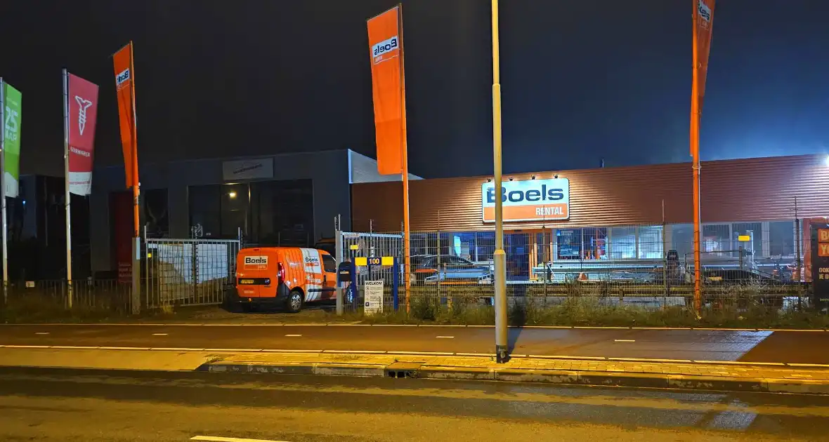 Dieven rammen hek open en stelen ladderliften bij verhuurder - Foto 2