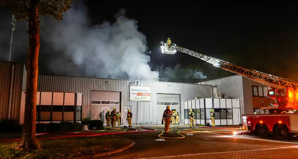 Blusrobot ingezet bij zeer grote brand in bedrijfspand