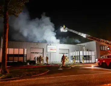 Blusrobot ingezet bij zeer grote brand in bedrijfspand