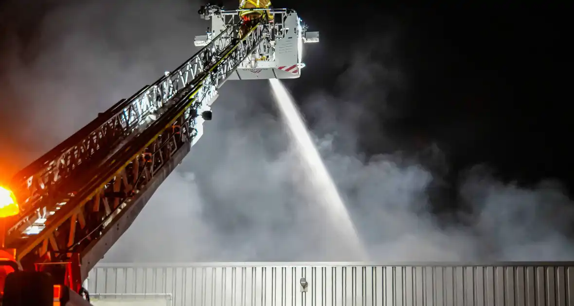 Blusrobot ingezet bij zeer grote brand in bedrijfspand - Foto 1