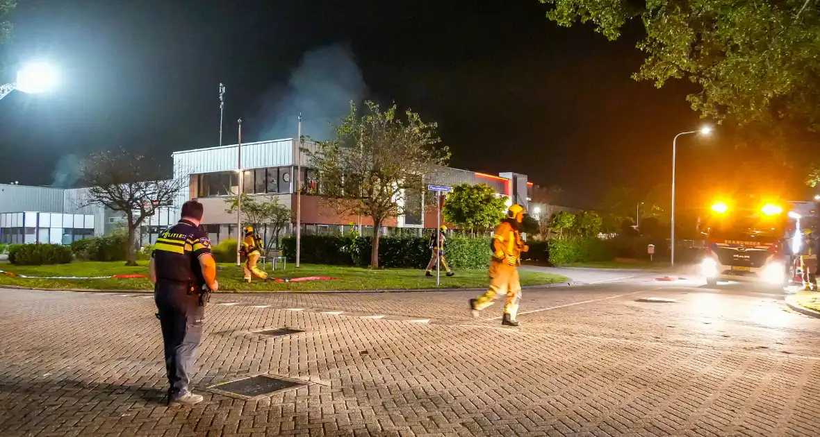 Blusrobot ingezet bij zeer grote brand in bedrijfspand - Foto 10