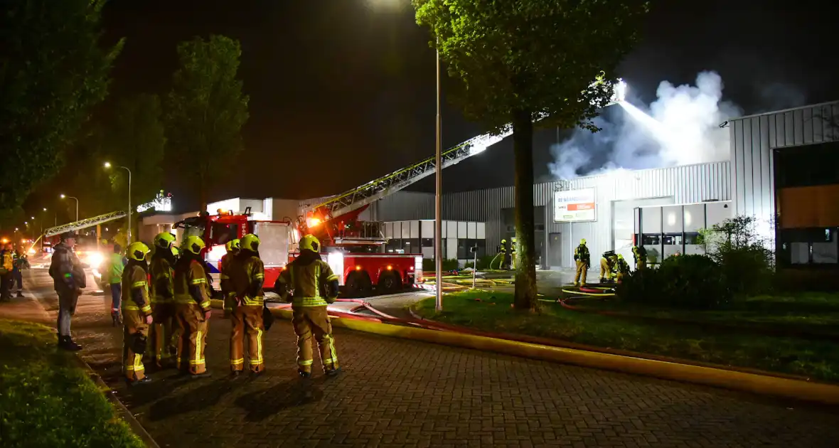 Blusrobot ingezet bij zeer grote brand in bedrijfspand - Foto 11