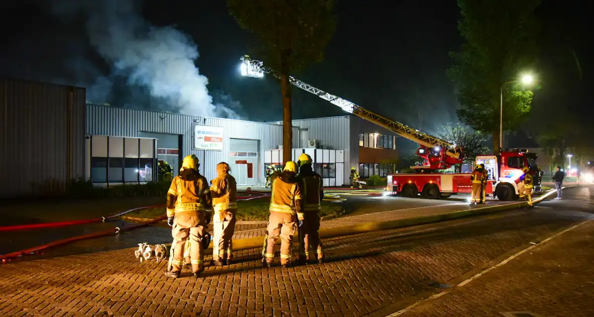 Blusrobot ingezet bij zeer grote brand in bedrijfspand - Foto 12