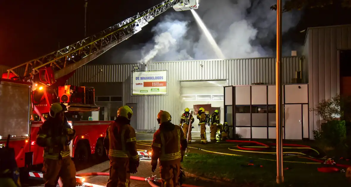 Blusrobot ingezet bij zeer grote brand in bedrijfspand - Foto 14