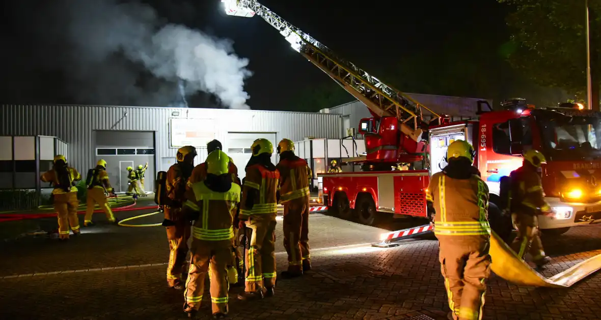 Blusrobot ingezet bij zeer grote brand in bedrijfspand - Foto 16