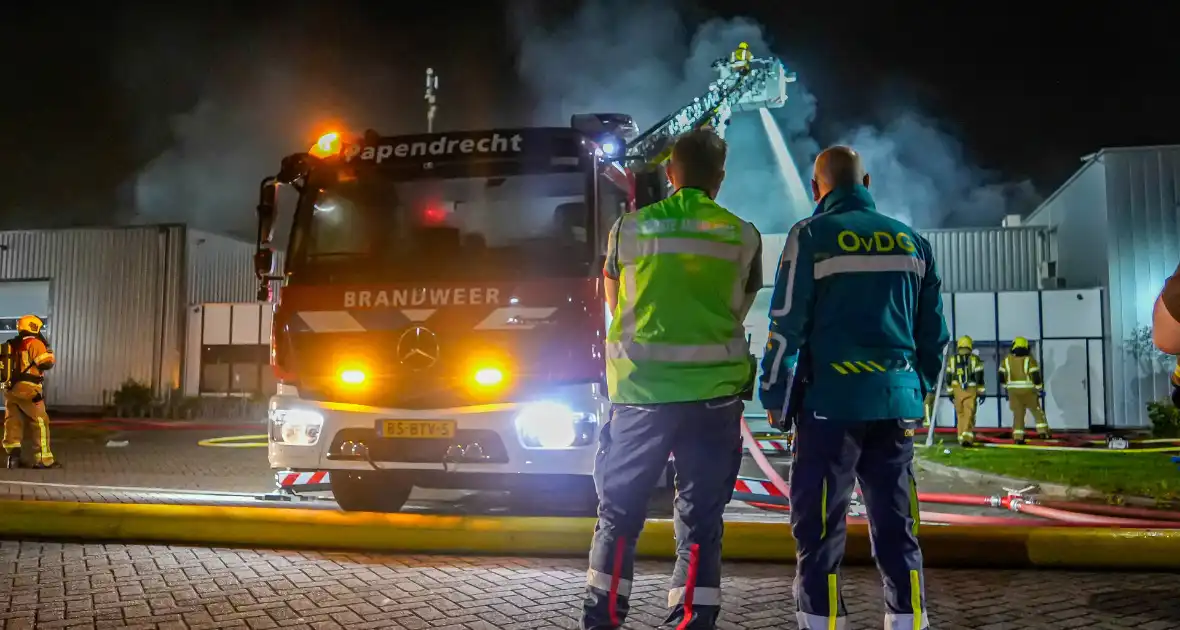 Blusrobot ingezet bij zeer grote brand in bedrijfspand - Foto 2