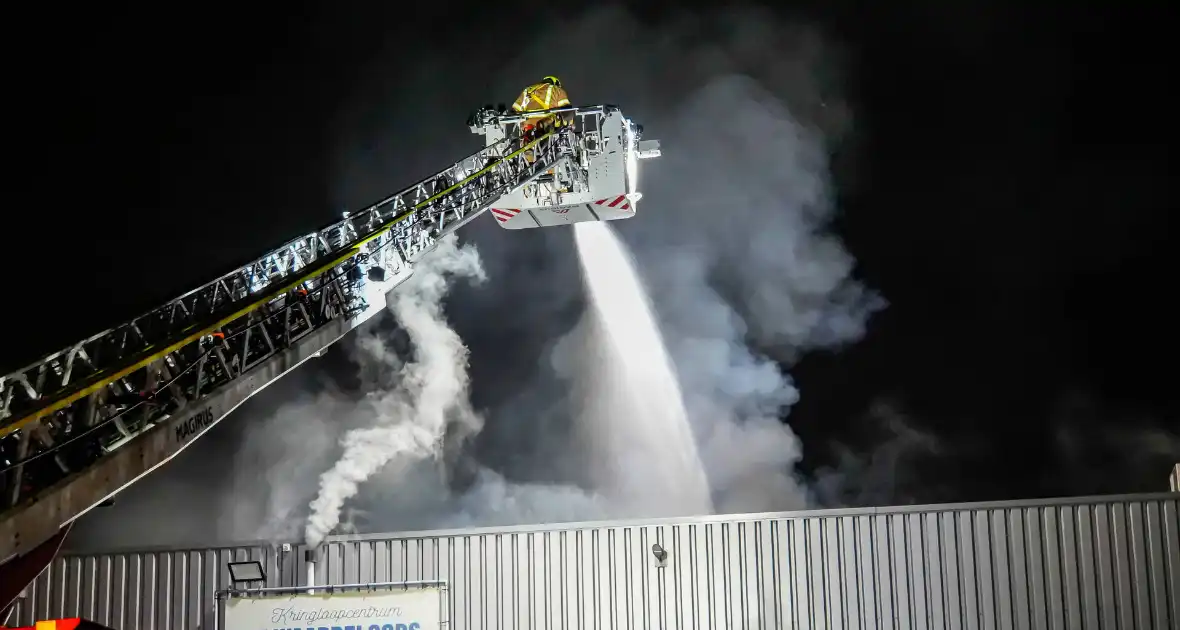 Blusrobot ingezet bij zeer grote brand in bedrijfspand - Foto 4