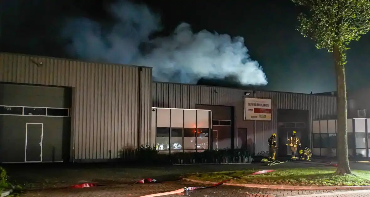 Blusrobot ingezet bij zeer grote brand in bedrijfspand - Foto 7