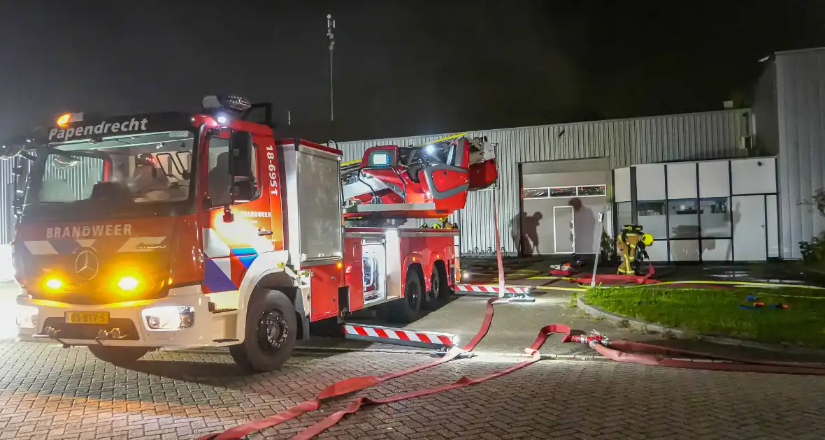 Blusrobot ingezet bij zeer grote brand in bedrijfspand - Foto 8