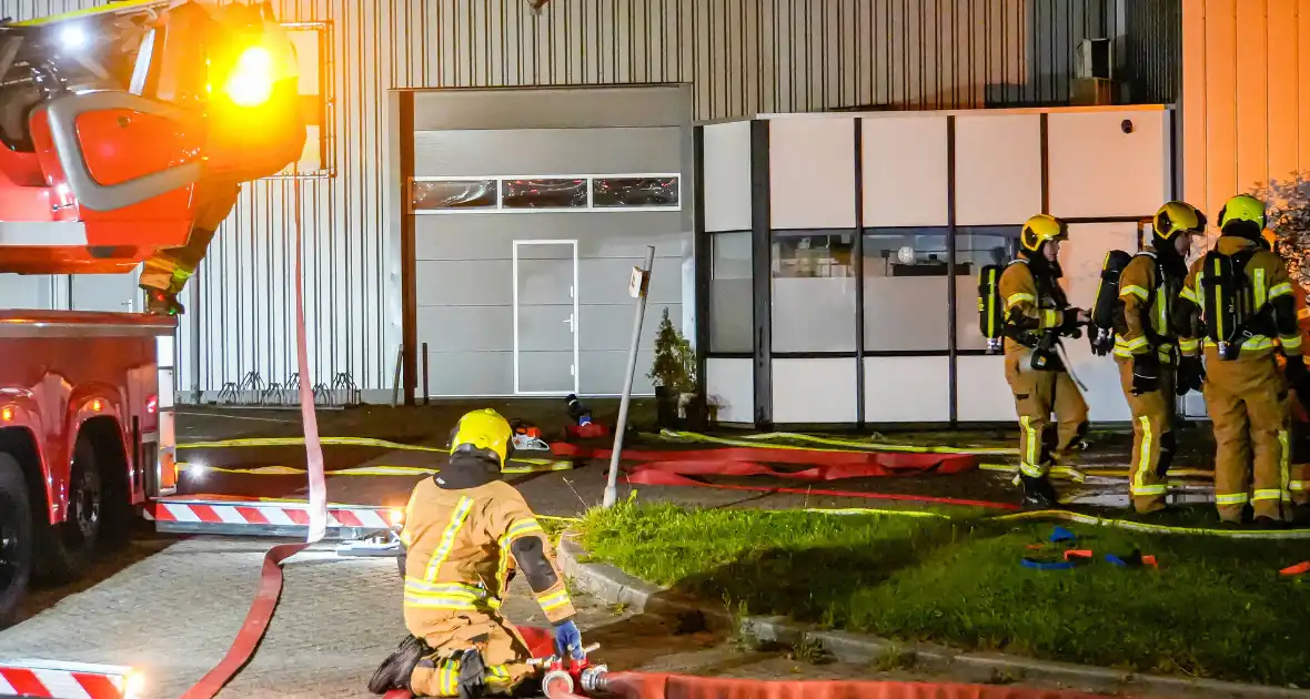 Blusrobot ingezet bij zeer grote brand in bedrijfspand - Foto 9