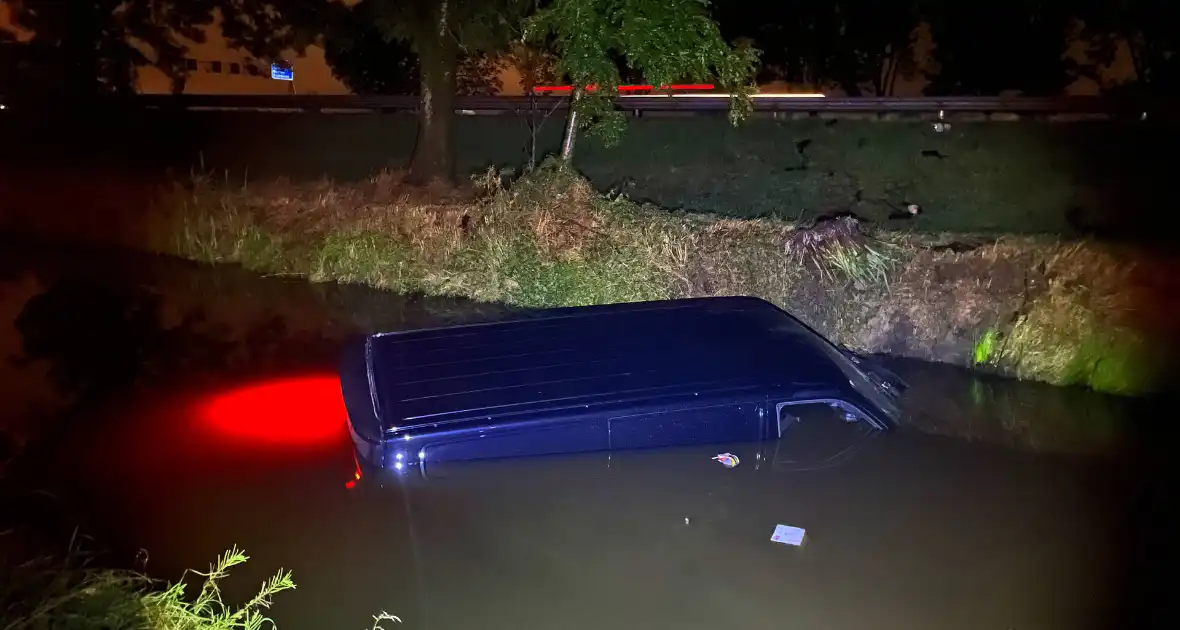 Bergingsbedrijf haalt bestelwagen uit sloot