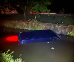 Bergingsbedrijf haalt bestelwagen uit sloot