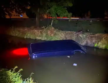 Bergingsbedrijf haalt bestelwagen uit sloot