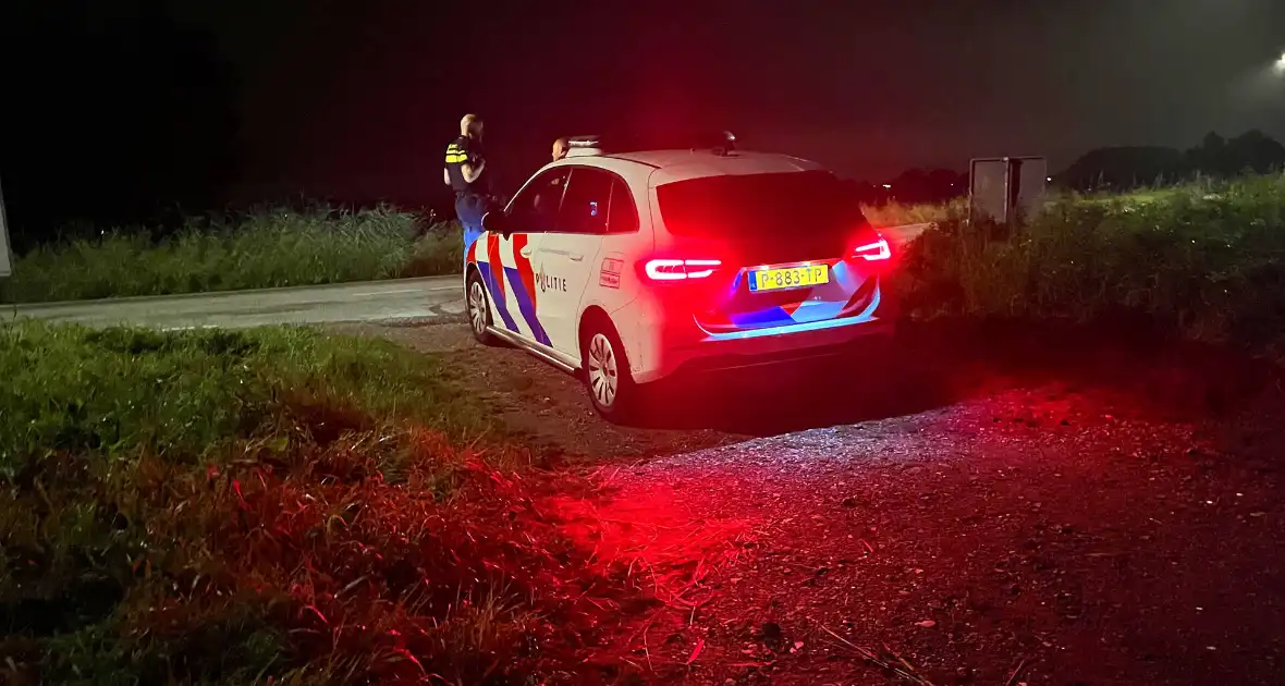 Bergingsbedrijf haalt bestelwagen uit sloot - Foto 4