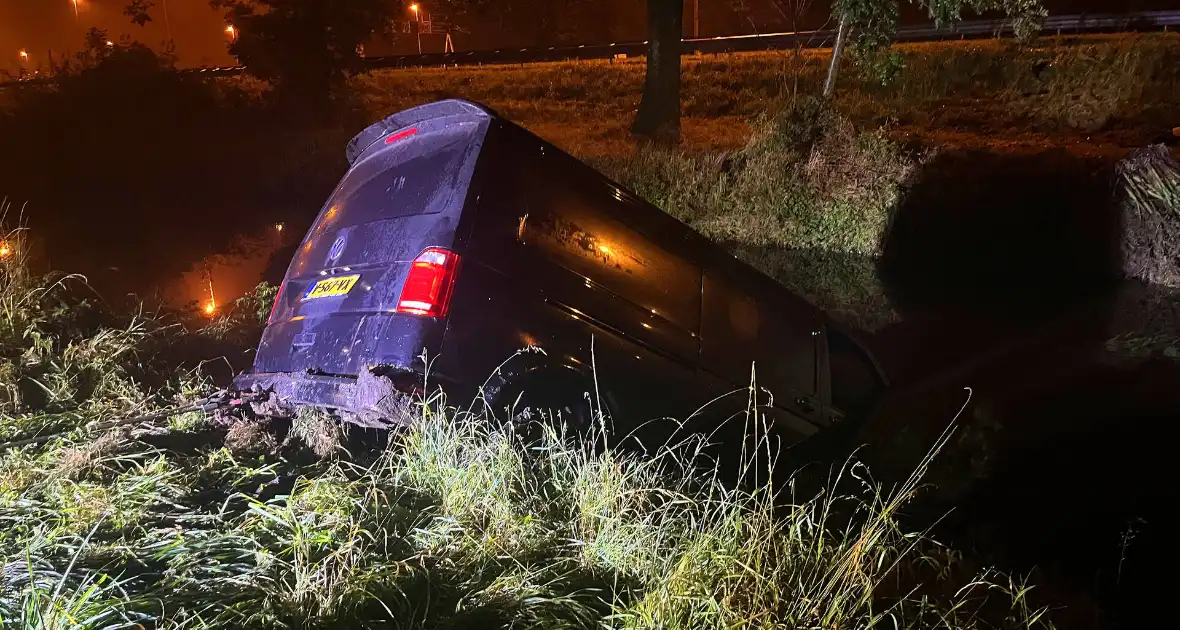 Bergingsbedrijf haalt bestelwagen uit sloot - Foto 5