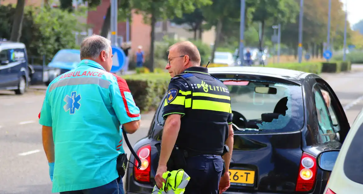 Fietser gewond bij aanrijding, autoruit gebarsten - Foto 2