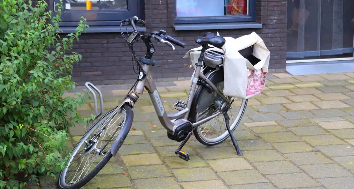 Fietser gewond bij aanrijding, autoruit gebarsten - Foto 3