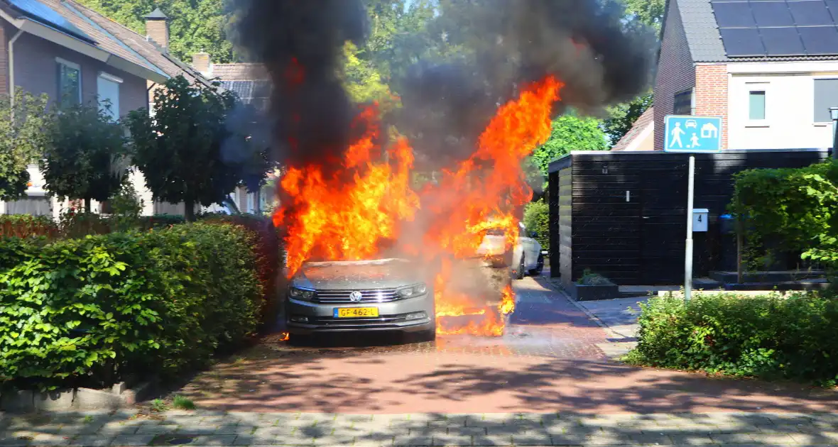 Felle autobrand slaat over naar heg