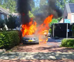 Felle autobrand slaat over naar heg