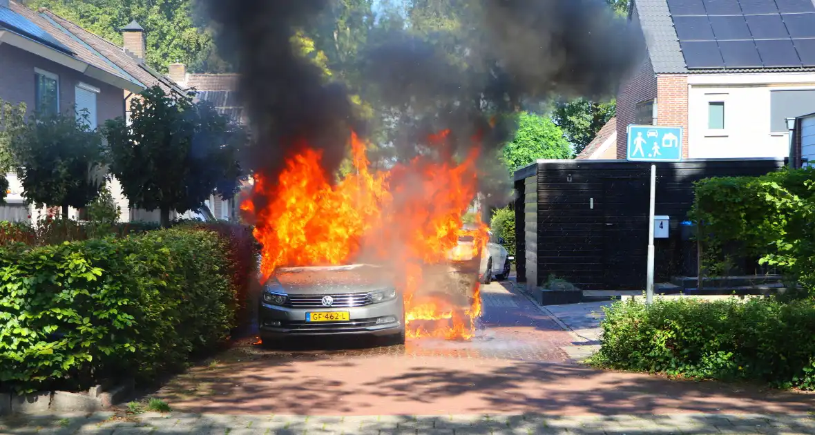 Felle autobrand slaat over naar heg - Foto 1